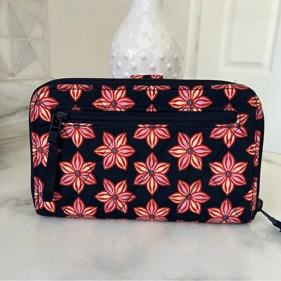 Vera Bradley Quilted Floral Card Slot And Bill Clutch Wallet - Picture 2 of 7
